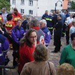 vor der Kirche Gespräche vor dem Gottesdienstbeginn