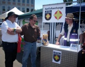 Gespräch am Infostand