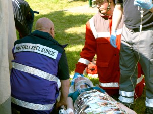 Die Notfallseelsorge kommt aus üblicherweise nicht zum Einsatz, wo Rettungsdienst noch seine Aufgaben abarbeitet. Wünscht die Person, einen Seelsorger zu sprechen, versuchen wir einen solchen aus unseren Reihen zu rufen oder den Krankenhausseelsorger zu informieren.