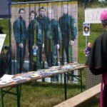 Homburg2009-03 Weihbischof Otto Georgens am Infostand