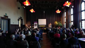 Alle hören der Ministerpräsidentin des Saarlandes zu.